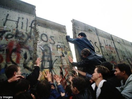 Runtuhnya Tembok Penghalang